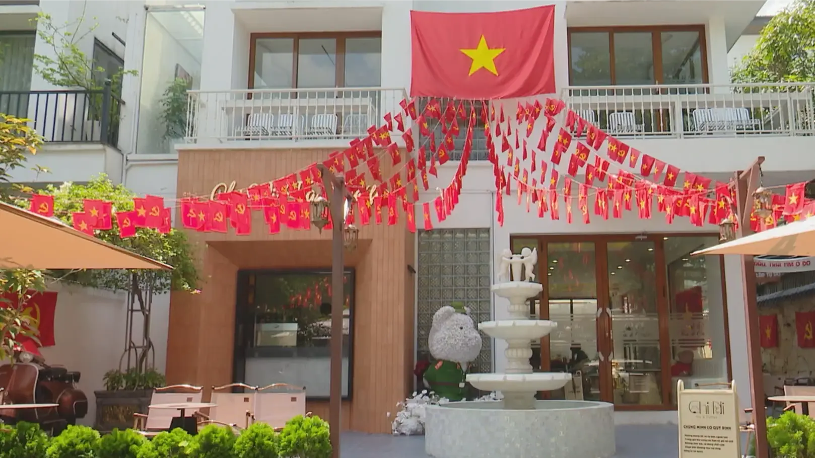 Quán cà phê Hà Nội bừng sáng sắc màu mừng Tết Độc lập